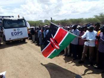 ο Πρόεδρος της χώρας, κύριος Uhuru Kenyatta, εγκαινίασε την πρώτη αποστολή προς εξαγωγή αργού πετρελαίου από τα πετρελαϊκά πεδία της περιοχής Turkana, στη βόρεια Κένυα.