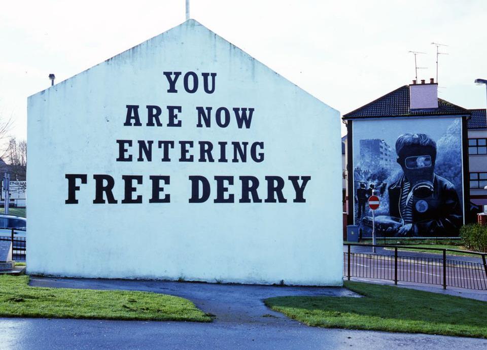 Η πόλη ήταν το Ντέρυ: για 3 ολόκληρα χρόνια, ένα μεγάλο μέρος της πόλης ήταν γνωστό ως «Ελεύθερο Ντέρυ» (Free Derry), μια περιοχή που για το διάστημα αυτό δεν αποτελούσε πλέον μέρος του Ηνωμένου