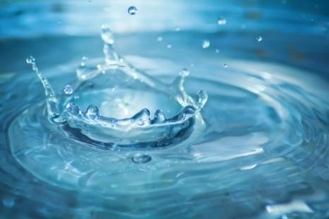 Κλιματική αλλαγή Τα αποθέματα νερού συρρικνώνονται Οι επιστήμονες έχουν υπολογίσει ότι για κάθε 100 σταγόνες βροχής που πέφτουν στη γη, μόνο οι 36 μετατρέπονται σε «μπλε νερό», δηλαδή εισέρχονται