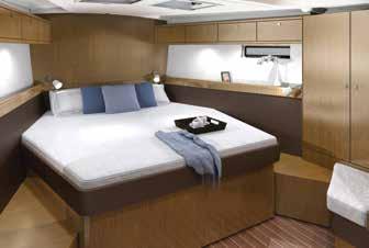 Στο κέντρο του σκάφους, το σαλόνι διαθέτει δύο αντικριστούς καναπέδες που εύκολα θα κοιμίσουν άλλα δύο άτομα αν οι συνθήκες το απαιτήσουν, ενώ η μορφή του εξυπηρετεί και εν πλω για ασφαλή μετακίνηση