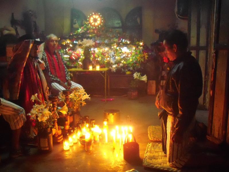 Η λατρεία του Μαξιμόν Ο Μαξιμόν (Maximon) είναι μια λαϊκή θεότητα που λατρεύεται στα υψίπεδα της Δυτικής Γουατεμάλας.