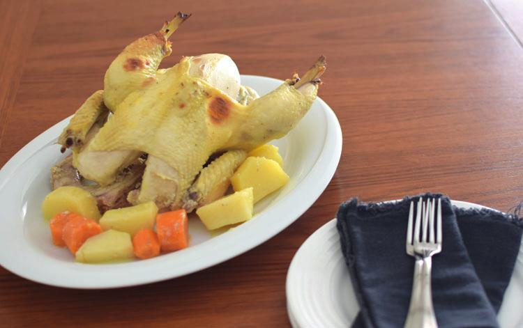 Ψητό κοτόπουλο με πατάτες και καρότα 10 50 60 5 O N E P OT M EAL 1 ολόκληρο κοτόπουλο ~2 kg 2 μεγάλα καρότα 4 μέτριες πατάτες χυμό από ένα λεμόνι Αλατοπίπερο 1 Κ.Σ.