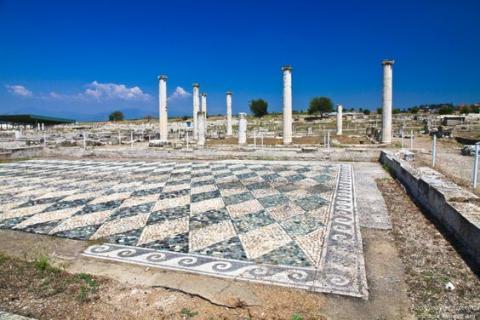 Το Δίον είναι μια περιοχή στους πρόποδες του Ολύμπου, γνωστή σ όλο τον κόσμο γιατί οι αρχαιολόγοι έφεραν στο φως μια πολύ σπουδαία μακεδονική πόλη.