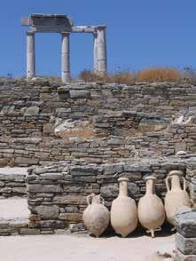 Κάθε χρόνο, στις 15 Αυγούστου, όταν γιορτάζεται η Κοίμηση της Θεοτόκου, χιλιάδες προσκυνητές από όλα τα μέρη της Ελλάδας, πηγαίνουν στην Τήνο για να προσκυνήσουν τη θαυματουργή εικόνα της Παναγίας.