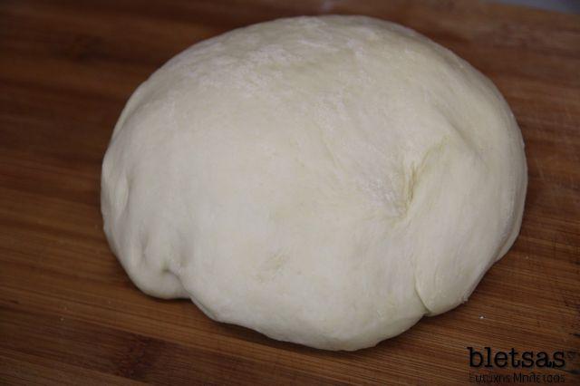 Κάνε την συνταγή Bήμα-Βήμα ΒΗΜΑ 1ο Για να κάνεις τη ζύμη για την σφακιανή πίτα ανακατεύεις σε ένα μπολ το αλεύρι, την τσικουδιά και το νερό μέχρι να πάρεις μια μαλακή ζύμη.