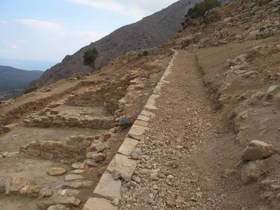 5. Διαμόρφωση μονοπατιών Η διαμόρφωση των μονοπατιών έγινε αρχικά με γνώμονα την εξυπηρέτηση της αρχαιολογικής έρευνας, της συντήρησης και της προστασίας του χώρου.