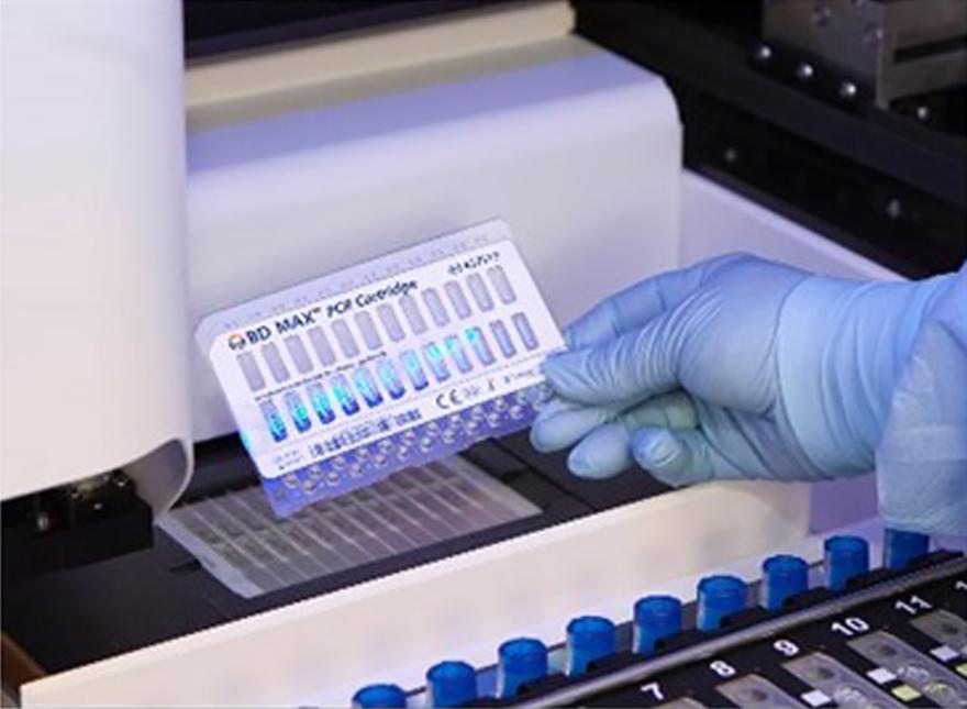 16. Τοποθετήστε τον απαιτούμενο αριθμό φυσίγγων BD MAX PCR στο σύστημα BD MAX (ανατρέξτε στην Εικόνα 2): l Κάθε φύσιγγα BD MAX PCR μπορεί να χρησιμοποιηθεί για 1 εκτέλεση με έως 12 δείγματα.