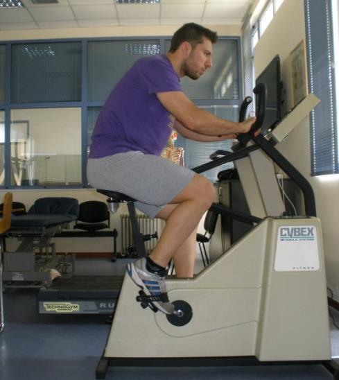 Leg Raising, SLR). Εικόνα 13. Ενεργητική άσκηση με σκοπό την βελτίωση της κάμψης του γόνατος.