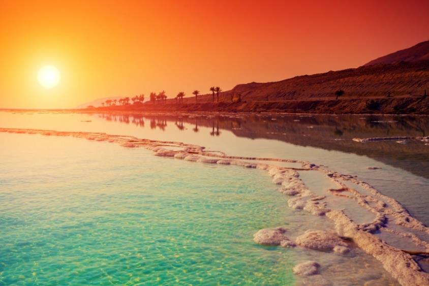 της και κανένα αντικείμενο να βυθιστεί στα μυστηριακά βάθη της, εξ ου και το όνομά της, Νεκρά Θάλασσα.