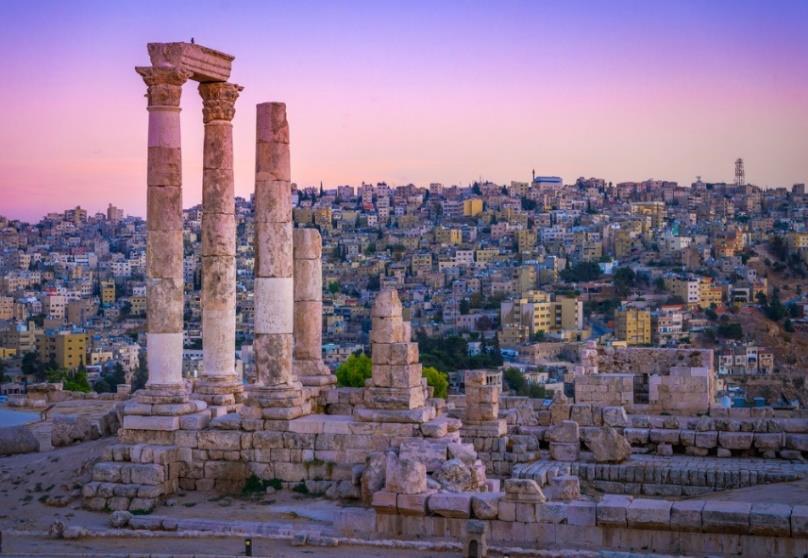 Χτισμένο πάνω σε επτά λόφους μοιάζει να εκπροσωπεί δύο κόσμους, την παλιά και την καινούργια πόλη.