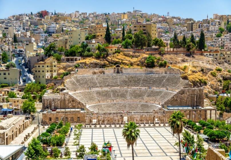 χιλιάδες μαγαζάκια με μπακίρια, μπαχάρια και ταψιά στα οποία κολυμπούν ξελιγωτικά σιροπιαστά, καφενεία γεμάτα κόσμο που καπνίζει ναργιλέ και χαλαρώνει πάνω από μια παγωμένη λεμονάδα με δυόσμο.