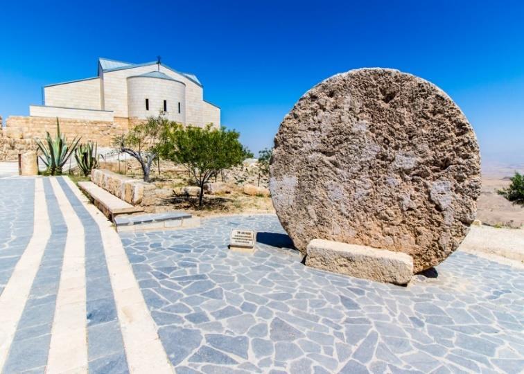 «cardo maximus», με τις διακοσμητικές κιονοστοιχίες, τα «τετράπυλα», τις κόγχες και το υπέροχο ρωμαϊκό οδόστρωμα.