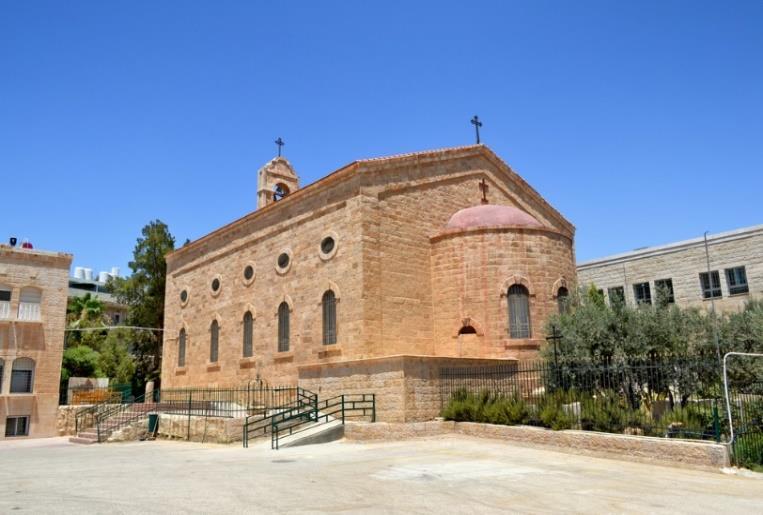 χ. Πάνω στο ψηφιδωτό μπορούμε να διακρίνουμε, γραμμένα στα Ελληνικά, όλα τα ιερά προσκυνήματα που βρίσκονται στην επικράτεια της Ιορδανίας, των Αγίων Τόπων και της Αιγύπτου.