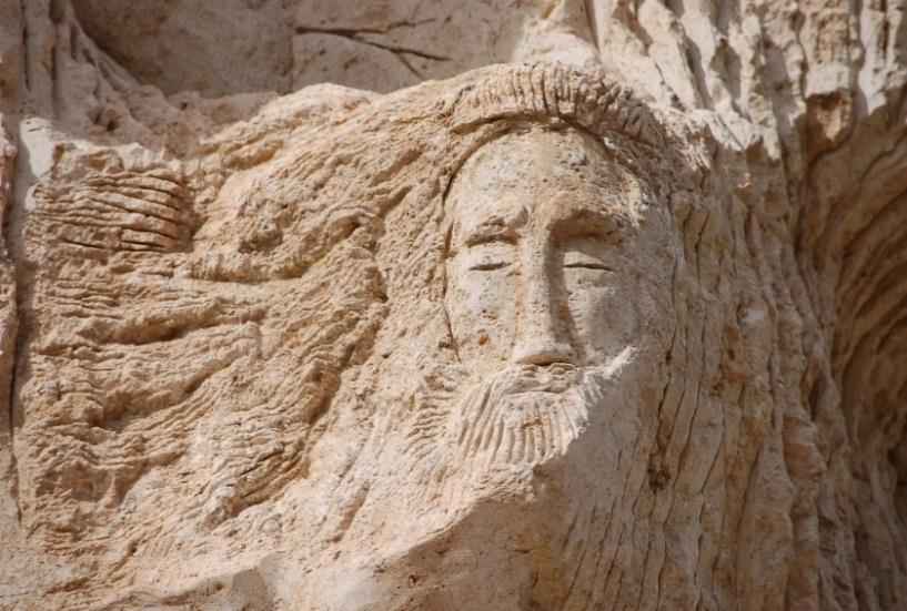 Μέσα από ένα πολύ στενό φαράγγι, στα τοιχώματα του οποίου βλέπουμε τα ίχνη του αρχαίου υδραγωγείου, καθώς και κόγχες λατρευτικής χρήσης, μέχρι και αναθηματικές επιγραφές στα Ελληνικά, φτάνουμε στην