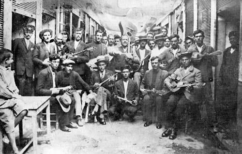 Ρεμπέτικο και <κοινωνικό περιθώριο> Το 1922 η Μικρασιατική 8 καταστροφή και η ανταλλαγή πληθυσµών που οδήγησε πάνω από ένα εκατοµµύριο πρόσφυγες από την Τουρκία στην Ελλάδα συντέλεσε στην ενίσχυση