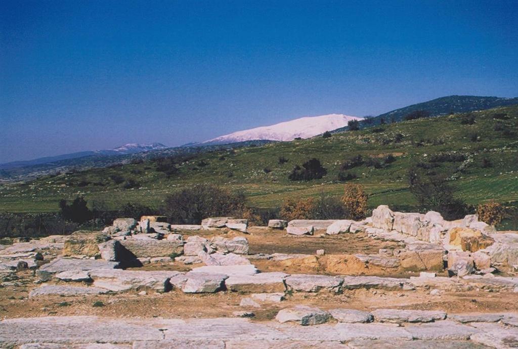 αγγεία κ.λ.π.). Εκεί οι αρχαίοι ικέτες ανέβαιναν και πρόσφεραν θυσίες και αφιερώματα.