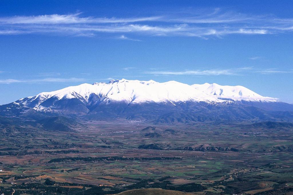 Σε όποια απόσταση και αν σταθούμε παρατηρώντας τον Όλυμπο αισθανόμαστε δέος.