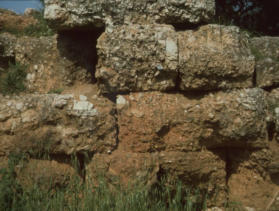 Αρουραίος Λίθος, (ερυθρό Λατυπο-Κροκαλοπαγές) Αποτελείται από θραύσματα λευκού Τριαδικού ασβεστόλιθου