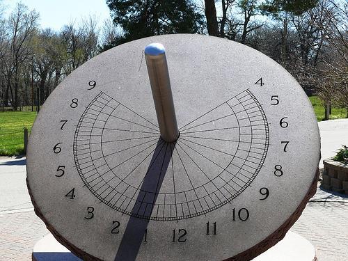 Το Ισημερινό ηλιακό ρολόι Στο ισημερινό ηλιακό ρολόι ο γνώμονας είναι σταθερός, παράλληλος με τον άξονα περιστροφής της γης.
