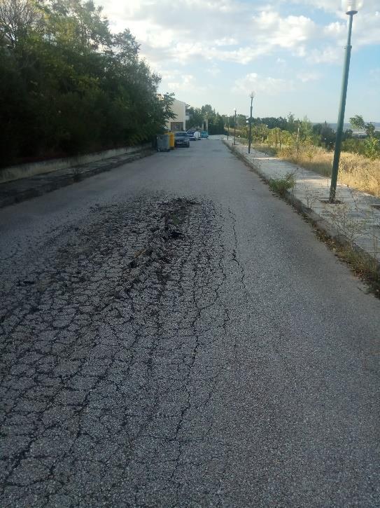 οποία περιλαμβάνει αποξήλωση των υφιστάμενων στρώσεων οδοστρώματος και κατασκευή εκ νέου οδών κατηγορίας ΔV τοπικών οδών κατά OMOE ΛΚΟΔ, σύμφωνα με