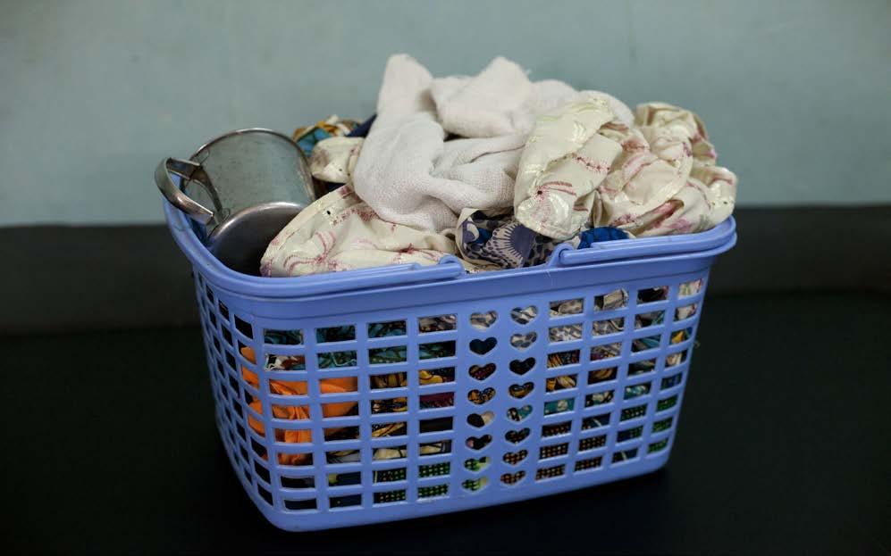Η Adumporka έφερε το δικό της σαπούνι, καλάθι, απολυμαντικό, σεντόνια και ρούχα, όπως απαιτείται από πολλά κέντρα υγείας στην