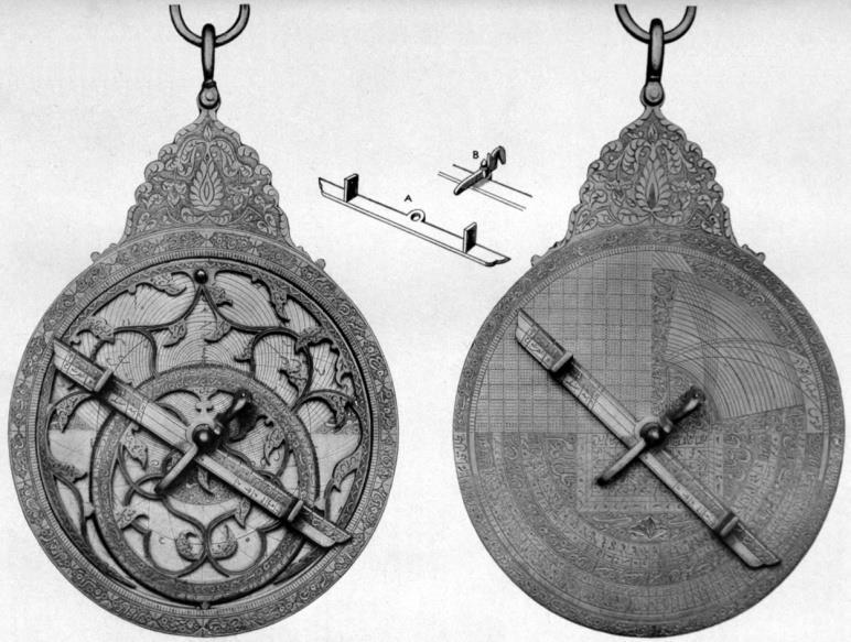 Με την ανακάλυψη του τετράντα, του πρόδρομου του εξάντα, το 17 ο αιώνα μπήκε σε αχρηστία. Εικόνα 1.4α. Βυζαντινός αστρολάβος από το 1026 μ.χ. Εικόνα 1.4β. Περσικός αστρολάβος του 1712. Τετράντας.
