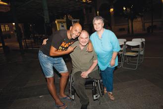 προβολή - φόρος τιμής στον αξέχαστο Νίκο Νικολαΐδη με τα αξεπέραστα «Κουρέλια Τραγουδάνε Ακόμα», στην ταράτσα του Εθνικού Μουσείου Σύγχρονης Τέχνης με πανοραμική θέα της