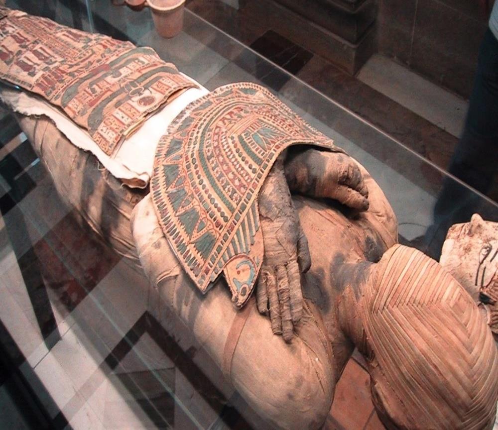 ΤΑΦΙΚΑ ΕΘΙΜΑ ΑΡΧΑΙΑΣ ΑΙΓΥΠΤΟΥ ΔΙΑΚΟΣΜΗΣΗ ΤΩΝ ΝΕΚΡΩΝ ΜΟΥΜΙΟΠΟΙΗΜΕΝΩΝ ΣΩΜΑΤΩΝ Οι αρχαίοι Αιγύπτιοι έδιναν ιδιαίτερη σημασία στην εξωτερική εμφάνισή τους, και κατά συνέπεια και