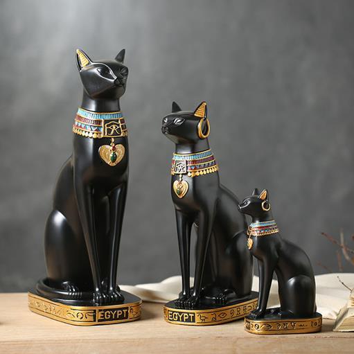 Η ΛΑΤΡΕΙΑ ΤΗΣ ΓΑΤΑΣ Η λατρεία της γάτας ήταν πολύ συχνή στην αρχαία Αίγυπτο καθώς θεωρούσαν πως είναι σε στενή θέση με τις θεότητες και τους θεούς.