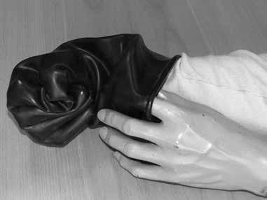 9 8a) Εάν χρησιμοποιούνται μόνο γάντια από ελαστικό, τοποθετήστε το μαύρο εσωτερικό δακτύλιο περίπου 5 cm/2 ίντσες