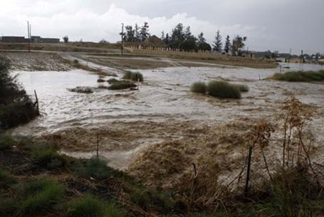 Κεθάιαην 2: Γεληθά ζηνηρεία πεξί Κχπξνπ Πην πξφζθαηα έληνλα θαηξηθά θαηλφκελα κε θαηαξξαθηψδεο βξνρέο παξνπζηάζηεθαλ ζηελ Κχπξν ζηα ηέιε Οθησβξίνπ ηνπ 2006 (30/10/2006) ζηελ επαξρία Πάθνπ