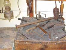 Αντιπροσωπευτικό δείγμα του επαγγέλματος του τσαγκάρη είναι ο πάγκος με τα εργαλεία και μια από τις πρώτες μηχανές