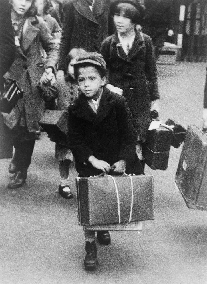 Απομακρυνθέντες από τις εστίες τους Φωτογραφία που δείχνει ένα μικρό αγόρι να μεταφέρει την βαλίτσα του κατά την αναχώρησή του από το Λονδίνο για την επαρχία με ομάδα άλλων απομακρυνθέντων από τις