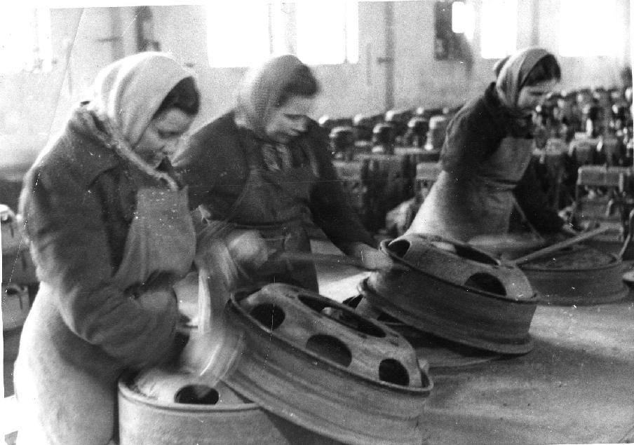Καταναγκαστική εργασία Καταναγκαστικά εργαζόμενοι από την Σοβιετική Ένωση στην γερμανική βιομηχανία όπλων, 1945 Από το 1939 έως το 1945, περισσότεροι από 13 εκατομμύρια άνθρωποι υποχρεώθηκαν σε