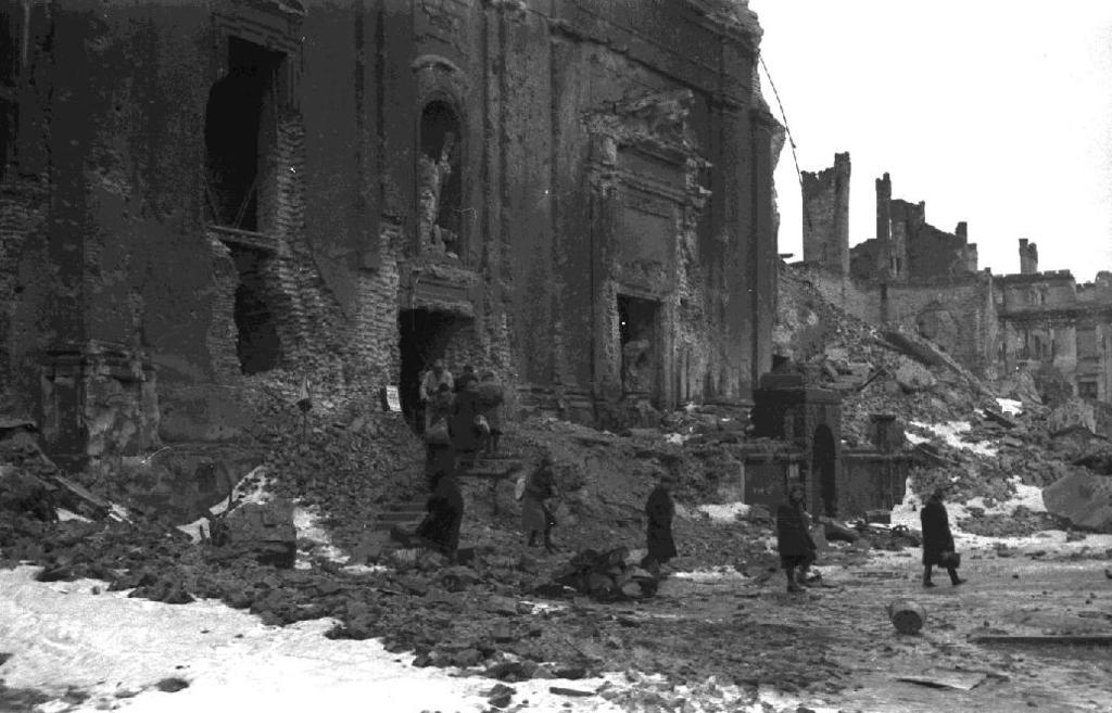 Θάνατοι από βομβαρδισμούς Ερείπια της εκκλησίας του Τιμίου Σταυρού στην Βαρσοβία - πιστοί εξερχόμενοι μετά την προσευχή Ο στρατηγικός βομβαρδισμός μη στρατιωτικών θέσεων κατά τον Δεύτερο Παγκόσμιο