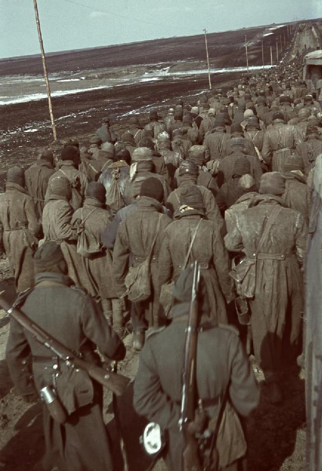 Αιχμάλωτοι πολέμου Φωτογραφία που δείχνει Σοβιετικούς αιχμαλώτους σε πορεία κοντά στο Χάρκοβο, Ουκρανία υπό γερμανική κατοχή, 1941.