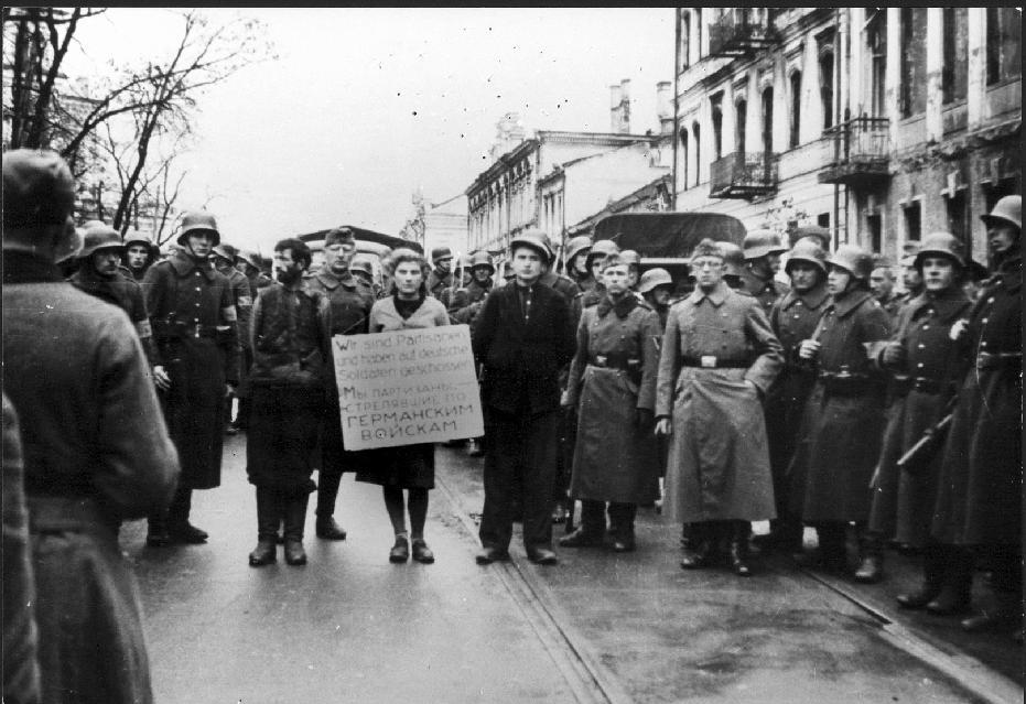 Αντίσταση των πολιτών και ένοπλη αντίσταση Αγωνιστές της αντίστασης πριν από την εκτέλεση στο Μινσκ, 1941, Λευκορωσία υπό γερμανική κατοχή, 26 Οκτωβρίου 1941.