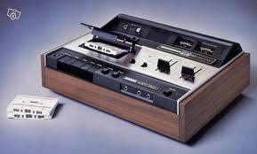 Κασετόφωνο Το Κασετόφωνο ή Cassette deck είναι αναλογική ηλεκτρονική συσκευή αναπαραγωγής ήχου με μαγνητική τεχνολογία που παρουσιάστηκε από την εταιρεία PHILIPS