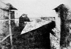 και το θέμα της ήταν οι στέγες των παραθύρων του χωριού Chalon-sur-Saone της Γαλλίας. Ο ίδιος ο Νιέπς ονόμασε την τεχνική του ηλιογραφία και προσπάθησε - χωρίς ιδιαίτερη επιτυχία - να την διαδώσει.