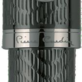 OLIVIER Πολυτελές μεταλλικό ballpoint στυλό Pierre Cardin Ένα χαρακτηριστικό μοντέλο με την υπογραφή του μεγάλου σχεδιαστή διακοσμημένο με έντονο ανάγλυφο σε πολυτελές gunmetal χρώμα στο στέλεχος και