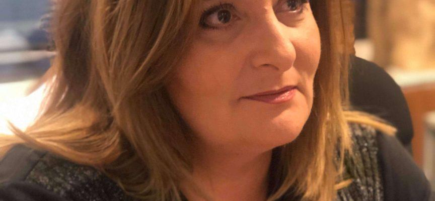 Έλενα Γκίκα Πετρουλάκη: συνέντευξη στην Μαρία Τσακίρη February 06, 2019 ΣΥΝΕΝΤΕΥΞΕΙΣ ΣΥΓΓΡΑΦΕΩΝ Συγγραφέας του βιβλίου «Καθρέφτες και είδωλα» Εκδόσεις «Ψυχογιός» Κλεφτές ματιές στις ιστορίες αληθινών