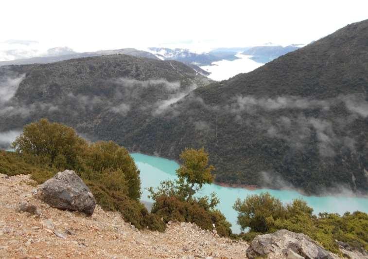 Περδικάκι Αιτωλοακαρνανίας: Στο βάθος η τεχνητή λίμνη Κρεμαστών που σχηματίζει