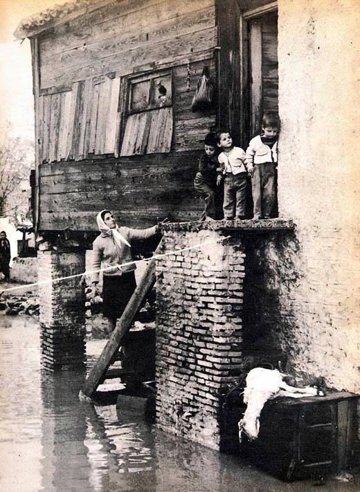 . Η φονική πλημμύρα του 1961 στην Αθήνα Μία από τις πιο τραγικές και καταστροφικές στιγμές της έζησε η Αθήνα τη νύχτα της 5ης προς την 6η Νοεμβρίου του 1961.