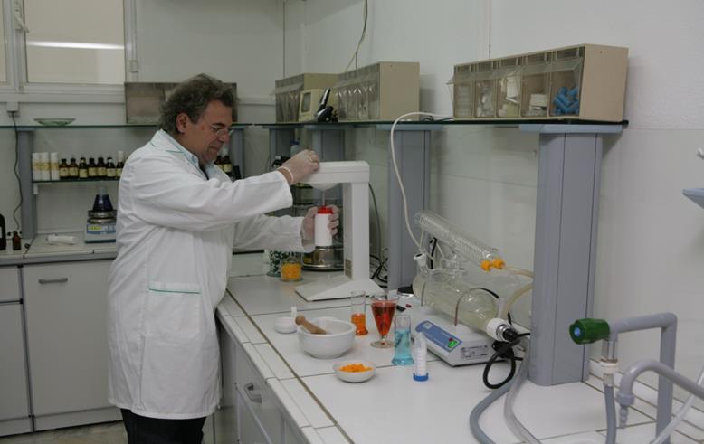 φυτών εξάγονται στο έλαιο. Τα φαρμακευτικά έλαια έχουν τόσο εσωτερική, όσο και εξωτερική χρήση, και χρησιμοποιούνται συνήθως ως έλαια μασάζ, ιδιαίτερα στη αρωματοθεραπεία.