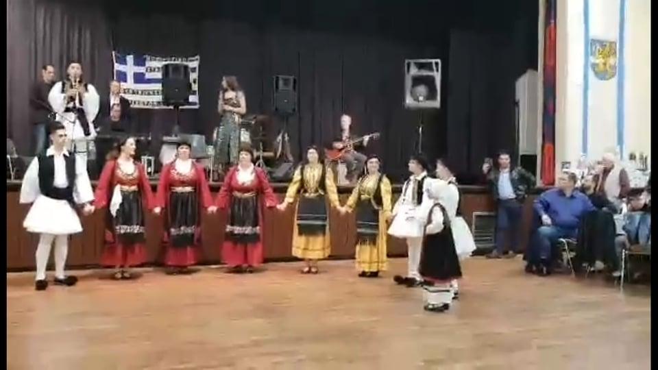 (φωτό 32) μια ακόμη φωτό όπου απεικονίζεται η Χορευτική Ομάδα του Ηπείρ. Συλλόγου Φρανκφούρτης, προέρχεται απο βίντεο και η ποιότητα δεν αρκετά καλή.