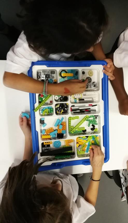 Art & Mathematics at the Moraitis School Εκπαιδευτική Ρομποτική Για το Νηπιαγωγείο & το μικρό Δημοτικό Η μάθηση μέσα από το παιχνίδι γίνεται πραγματικότητα, με τη χρήση της εισαγωγικής πλατφόρμας στη
