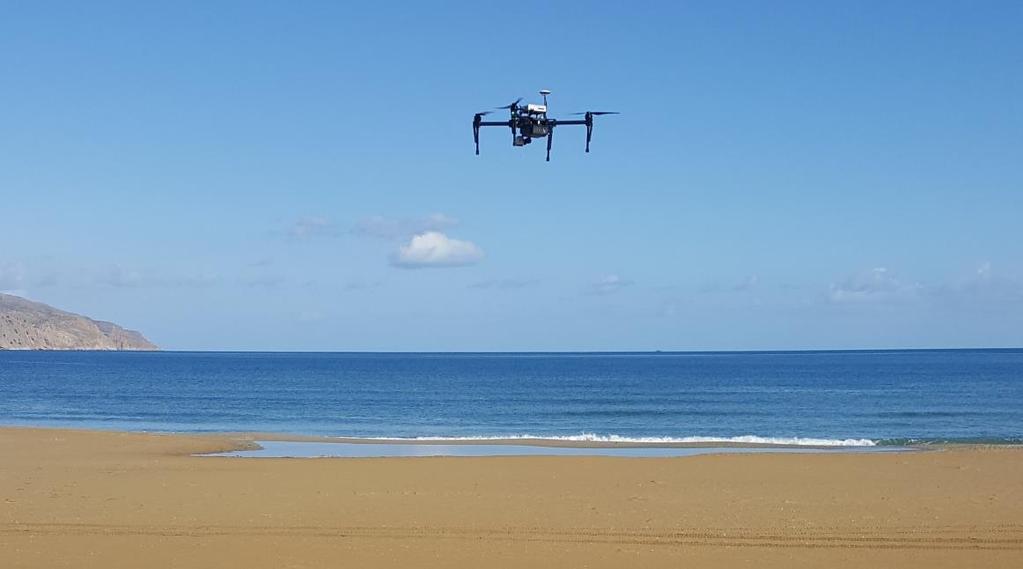 1 Μη Επανδρωμένο Όχημα: Drone DJI Matrice 100 Το UAV DJI Matrice 100 είναι μια ολοκληρωμένη πλατφόρμα που υποστηρίζει πλήρως αυτοματοποιημένη διαδικασία προγραμματισμού πτήσης, συλλογής και