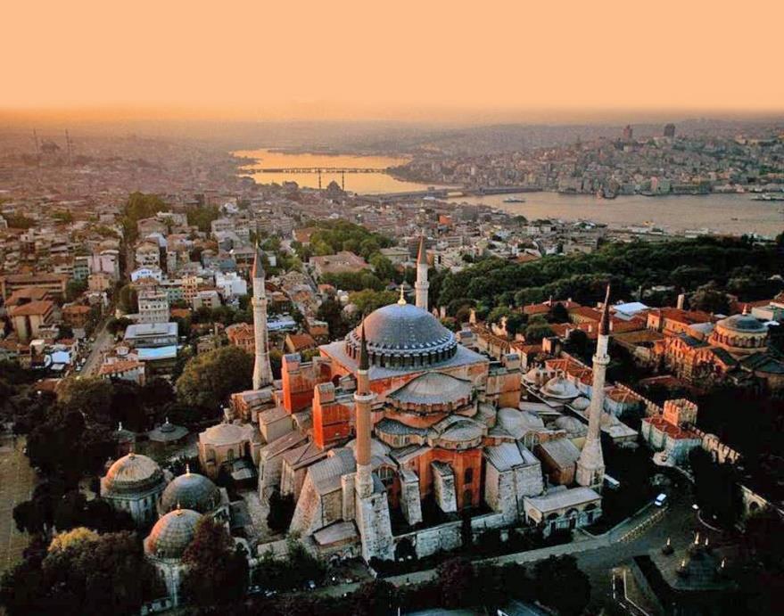ΑΓΙΑ ΣΟΦΙΑ η δόξα της Βυζαντινής Αυτοκρατορίας Δεκαπέντε αιώνες ιστορίας έχουν αφήσει τα ίχνη τους στην Αγιά Σοφιά, το καμάρι της Κωνσταντινούπολης, το λαμπρό κτίσμα στις ακτές του Βοσπόρου.