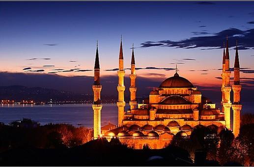 αυτοκρατορίας από το 330 μέχρι το 1453 και της Οθωμανικής αυτοκρατορίας μέχρι το 1923, όταν η πρωτεύουσα της Τουρκικής Δημοκρατίας μεταφέρθηκε στην Άγκυρα.