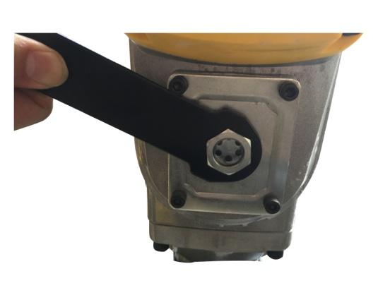 Before feeding oil, use the provided wrench to remove the oil gauge. Be careful not to lose the rubber packing attached below the oil gauge. 3.